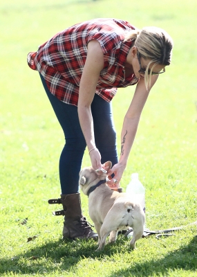 Sarah_Harding_walking_her_dogs_in_Primrose_Hill_15_03_12_282229.jpg