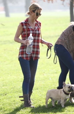 Sarah_Harding_walking_her_dogs_in_Primrose_Hill_15_03_12_282429.jpg