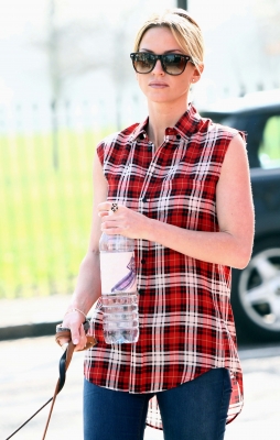 Sarah_Harding_walking_her_dogs_in_Primrose_Hill_15_03_12_283329.jpg