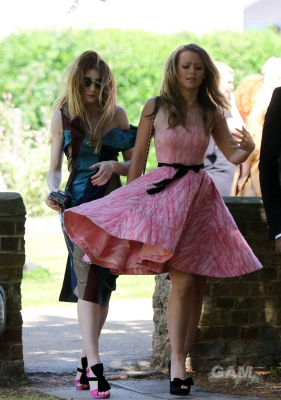 Kim_and_Nicola_attend_a_friends_wedding_in_Berkshire_3_06_11_28229.jpg