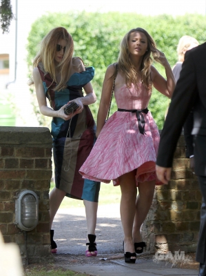 Kim_and_Nicola_attend_a_friends_wedding_in_Berkshire_3_06_11_28329.jpg