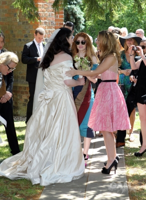 Kim_and_Nicola_attend_a_friends_wedding_in_Berkshire_3_06_11_283329.jpg