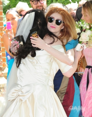 Kim_and_Nicola_attend_a_friends_wedding_in_Berkshire_3_06_11_289629.jpg