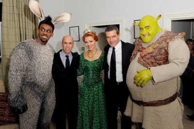 Kim_meets_Antonio_Banderas_at_Shrek_the_Musical_24_11_11_281229.jpg