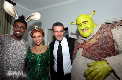 Kim_meets_Antonio_Banderas_at_Shrek_the_Musical_24_11_11_28129.jpg