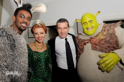 Kim_meets_Antonio_Banderas_at_Shrek_the_Musical_24_11_11_281329.jpg