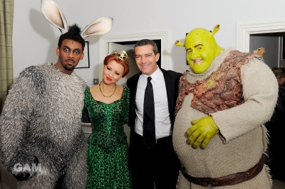 Kim_meets_Antonio_Banderas_at_Shrek_the_Musical_24_11_11_281629.jpg