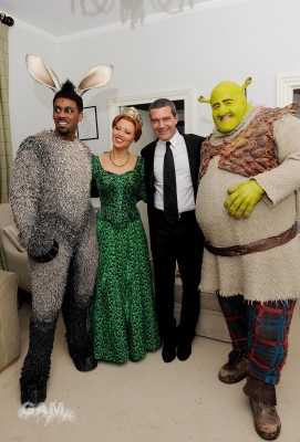 Kim_meets_Antonio_Banderas_at_Shrek_the_Musical_24_11_11_281929.jpg
