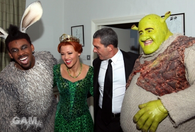Kim_meets_Antonio_Banderas_at_Shrek_the_Musical_24_11_11_28329.jpg