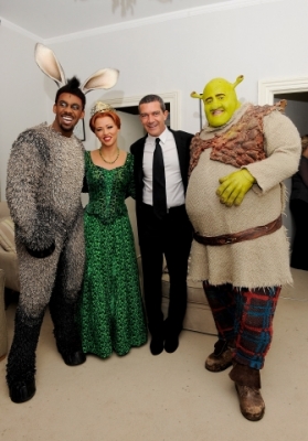 Kim_meets_Antonio_Banderas_at_Shrek_the_Musical_24_11_11_28629.jpg