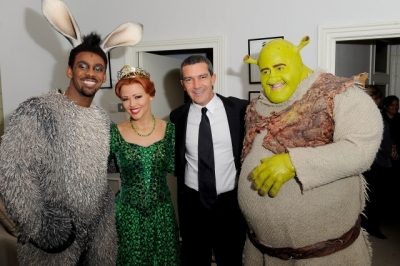 Kim_meets_Antonio_Banderas_at_Shrek_the_Musical_24_11_11_28729.jpg