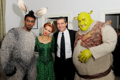 Kim_meets_Antonio_Banderas_at_Shrek_the_Musical_24_11_11_28829.jpg