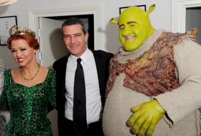 Kim_meets_Antonio_Banderas_at_Shrek_the_Musical_24_11_11_28929.jpg