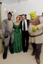 Kim_meets_Antonio_Banderas_at_Shrek_the_Musical_24_11_11_281129.jpg