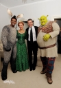 Kim_meets_Antonio_Banderas_at_Shrek_the_Musical_24_11_11_281529.jpg