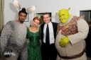 Kim_meets_Antonio_Banderas_at_Shrek_the_Musical_24_11_11_281629.jpg