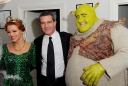 Kim_meets_Antonio_Banderas_at_Shrek_the_Musical_24_11_11_281729.jpg