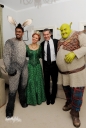 Kim_meets_Antonio_Banderas_at_Shrek_the_Musical_24_11_11_281929.jpg