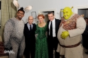 Kim_meets_Antonio_Banderas_at_Shrek_the_Musical_24_11_11_282129.jpg