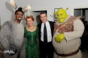 Kim_meets_Antonio_Banderas_at_Shrek_the_Musical_24_11_11_282229.jpg