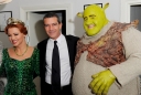 Kim_meets_Antonio_Banderas_at_Shrek_the_Musical_24_11_11_28929.jpg
