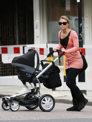 Kimberley_Walsh_and_her_sister_in_North_London_23_07_11_281629.jpg