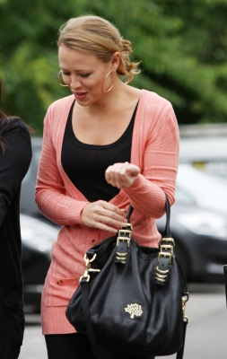 Kimberley_Walsh_and_her_sister_in_North_London_23_07_11_28629.jpg