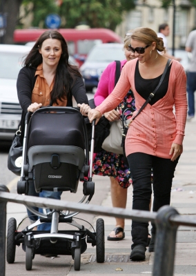 Kimberley_Walsh_and_her_sister_in_North_London_23_07_11_28829.jpg