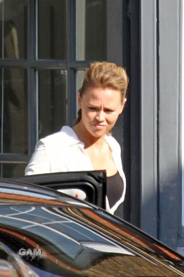 Kimberley_Walsh_at_management_offices_03_10_11_28329.JPG