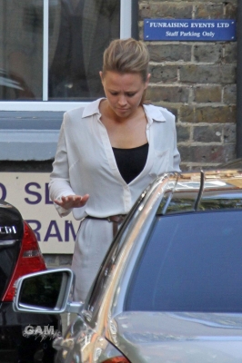 Kimberley_Walsh_at_management_offices_03_10_11_28429.JPG