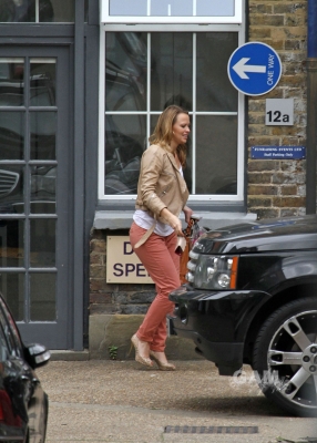 Kimberley_Walsh_leaving_management_company_building_20_05_11_28429.jpg
