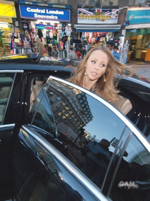 Kimberley_Walsh_leaving_the_WhatsOnStage_Award_Noms_02_12_11_28229.jpg