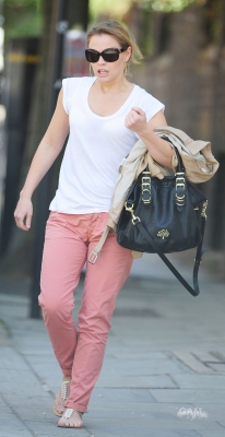 Kimberley_Walsh_out_and_about_in_London_14_06_11_281029.jpg