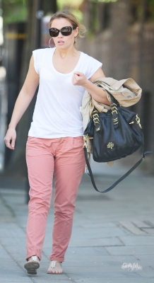 Kimberley_Walsh_out_and_about_in_London_14_06_11_281129.jpg