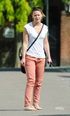 Kimberley_Walsh_out_and_about_in_London_14_06_11_281529.jpg