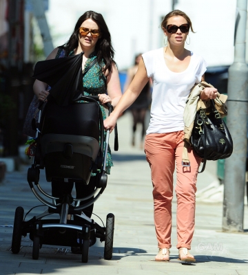 Kimberley_Walsh_out_and_about_in_London_14_06_11_28429.jpg