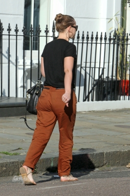 Kimberley_Walsh_running_errands_in_London_01_07_11_28129.jpg