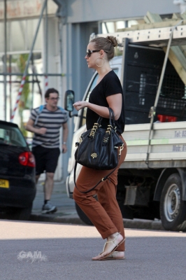 Kimberley_Walsh_running_errands_in_London_01_07_11_28229.jpg