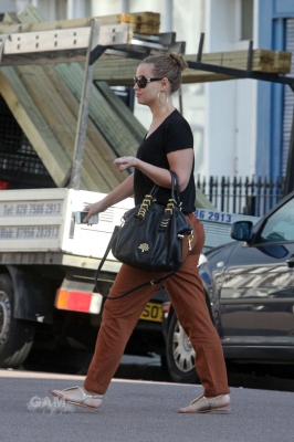 Kimberley_Walsh_running_errands_in_London_01_07_11_28329.jpg