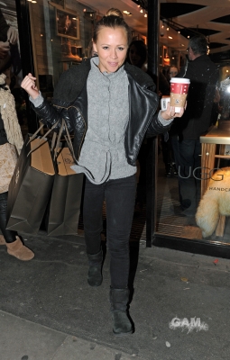 Kimberley_Walsh_shopping_at_the_UGG_store_in_London_07_12_11_28129.jpg