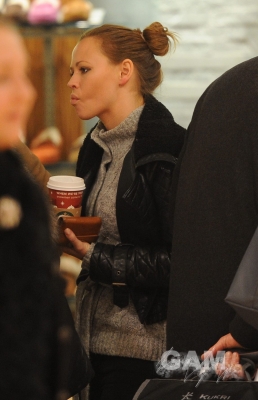 Kimberley_Walsh_shopping_at_the_UGG_store_in_London_07_12_11_28229.jpg