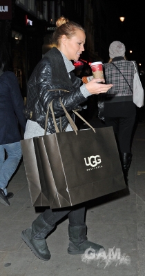 Kimberley_Walsh_shopping_at_the_UGG_store_in_London_07_12_11_28529.jpg