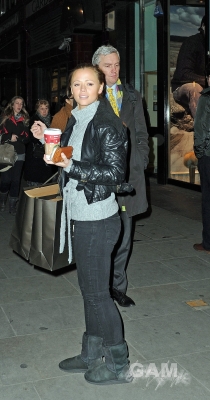 Kimberley_Walsh_shopping_at_the_UGG_store_in_London_07_12_11_28629.jpg