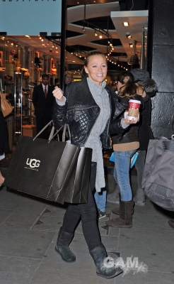Kimberley_Walsh_shopping_at_the_UGG_store_in_London_07_12_11_28729.jpg