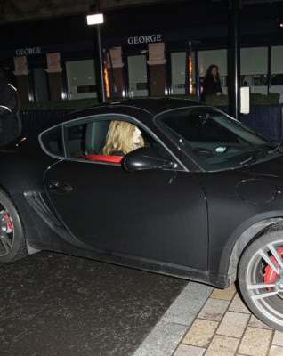 Nicola_and_Kimberley_leaving_Scotts_restauarant_06_01_11_281329.jpg