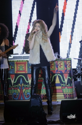 Nic_at_KEY_103_Manchester_Christmas_Lights_Swich_On_10_11_11_283529.jpg