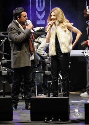 Nic_at_KEY_103_Manchester_Christmas_Lights_Swich_On_10_11_11_286329.jpg