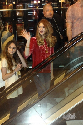 Nic_signs_copies_of_Cinderella_s_Eyes_in_Liverpool_27_09_11_282929.jpg