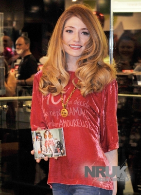 Nic_signs_copies_of_Cinderella_s_Eyes_in_Liverpool_27_09_11_28529.jpg