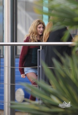 Nicola_arrives_at_a_Carphone_Warehouse_in_London_23_11_11_281229.JPG